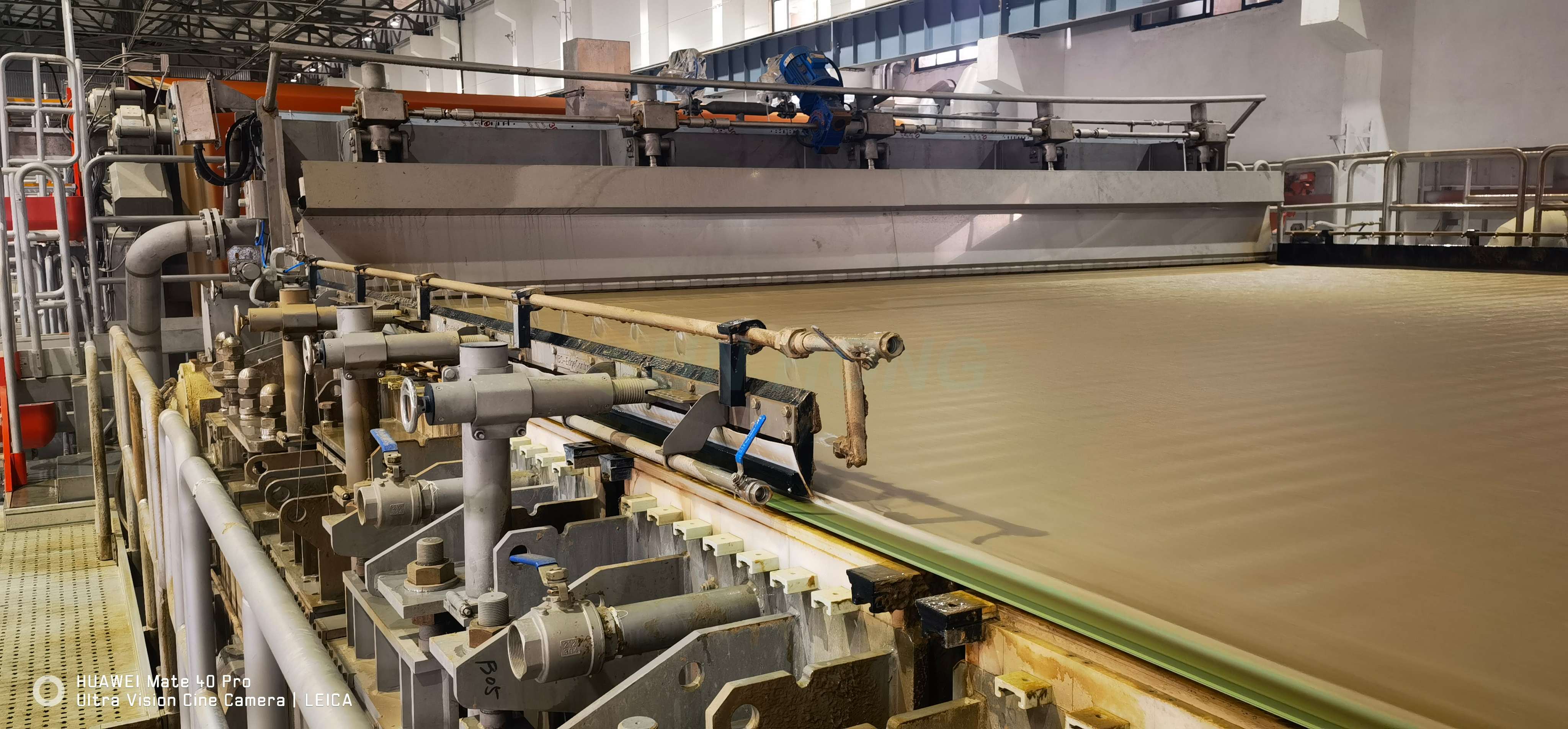 membentuk fabrik pada mesin kertas