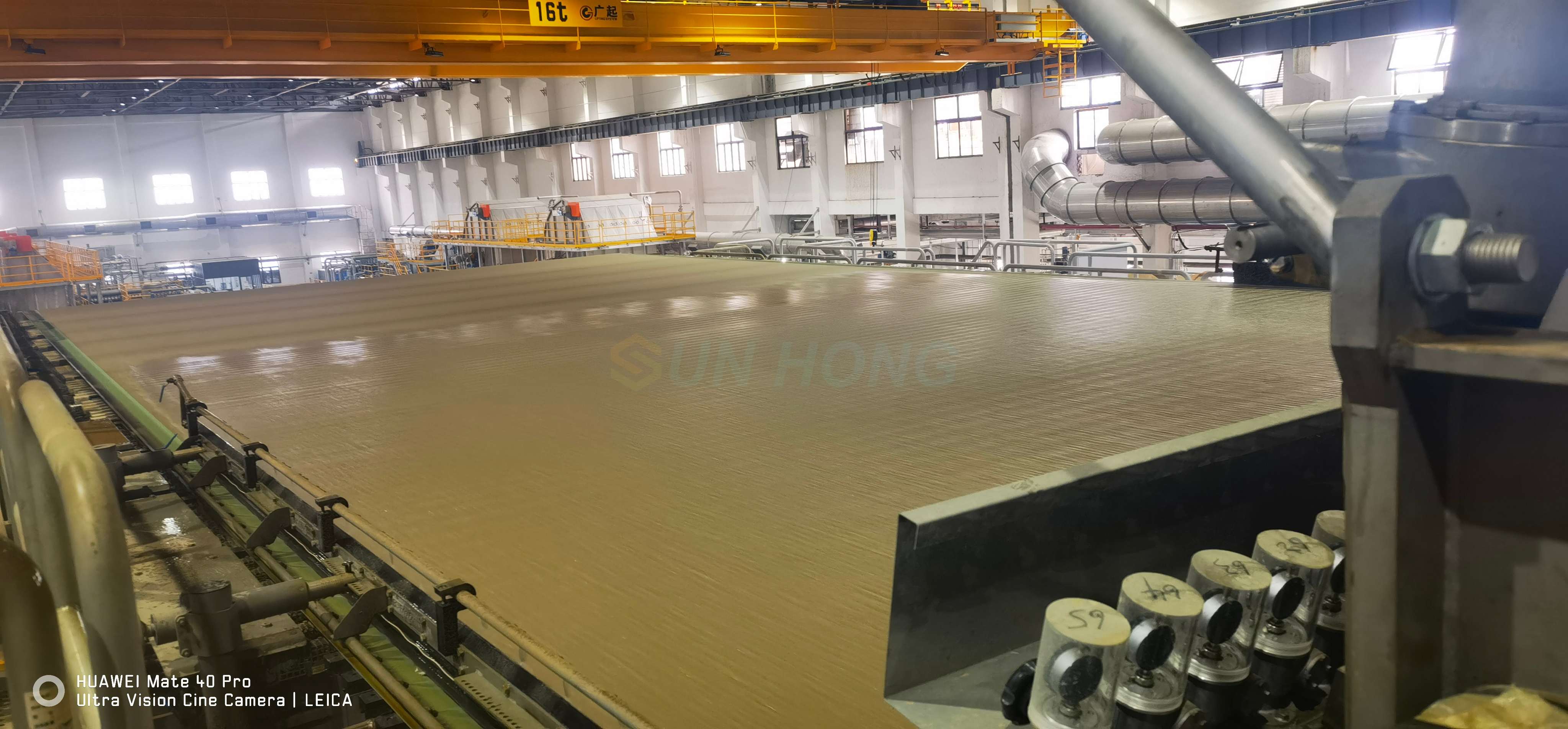 membentuk fabrik pada mesin kertas